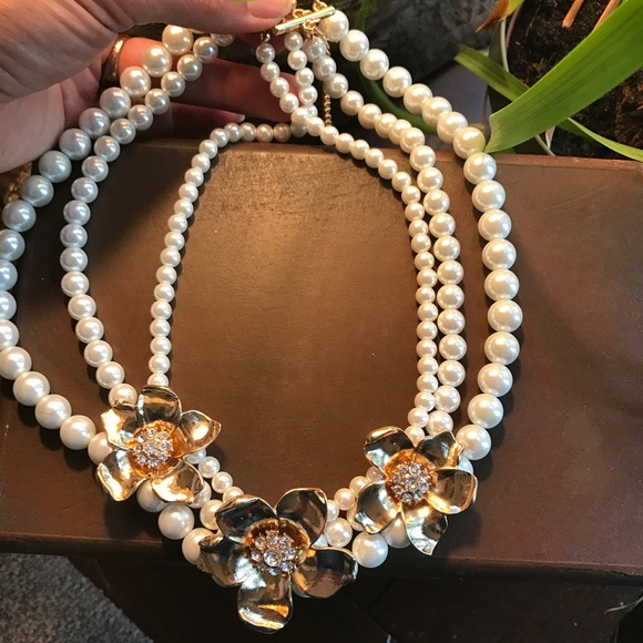 Jewelry - SALE💕Beautiful pearl Flower chocker necklace. New